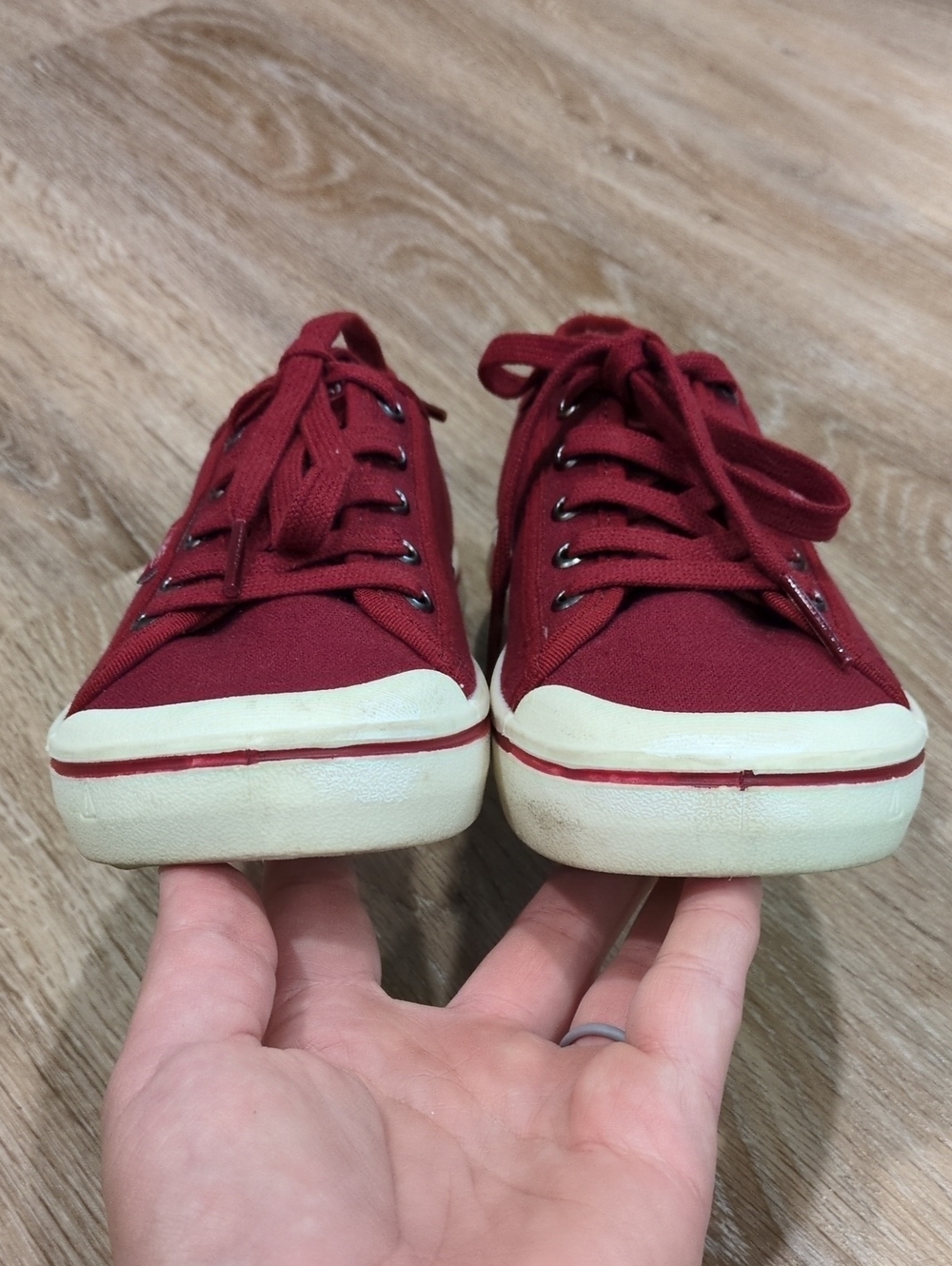 ❤️😎⚡️Keen Women's Canvas Lace-Up Sneaker in Burgundy/Maroon & Cream size 7❤️😎⚡ - Picture 2 of 10